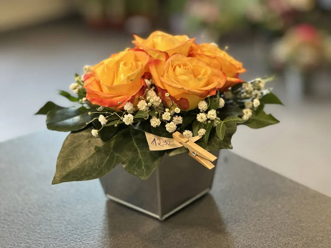 Orangefarbene Rosen in edler Box vom Blumenatelier Moers