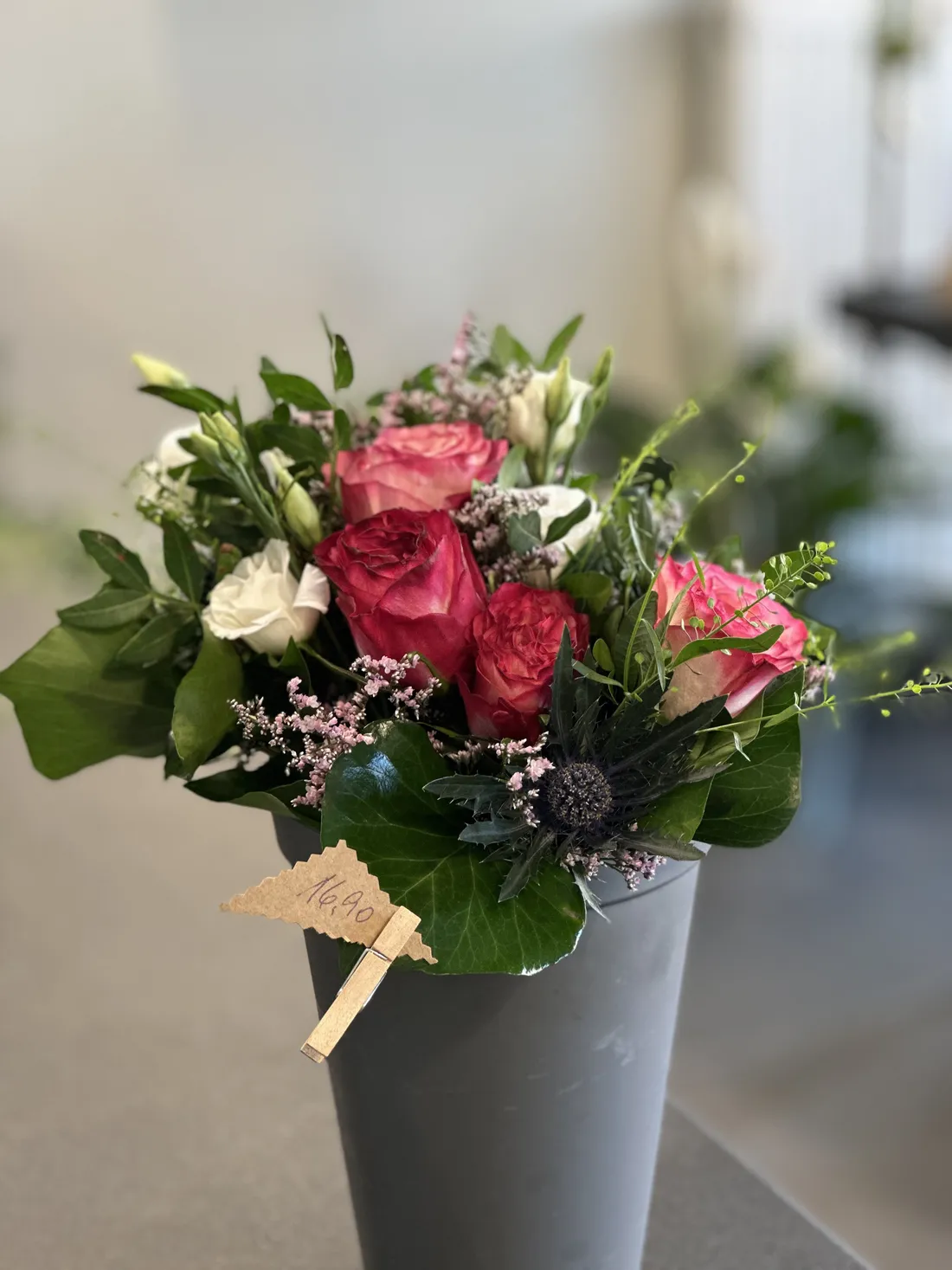 Klassischer Rosenstrauß in Rot und Weiß vom Blumenatelier Moers