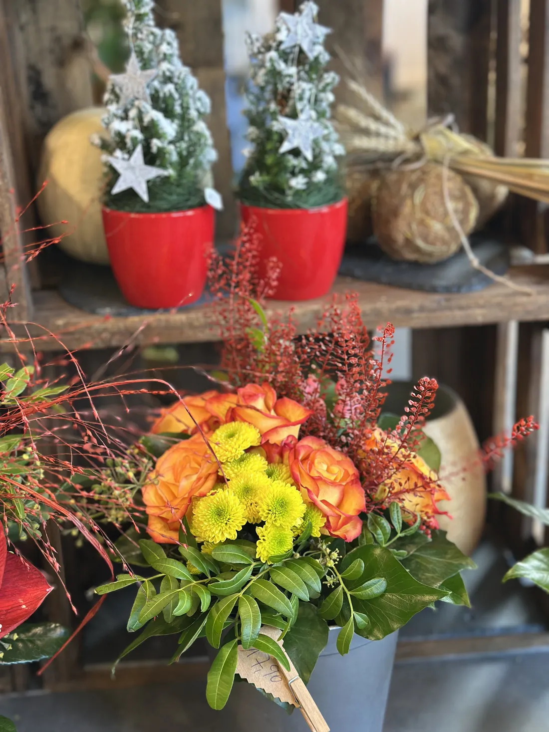 Weihnachtliches Gesteck mit Kerze vom Blumenatelier Moers