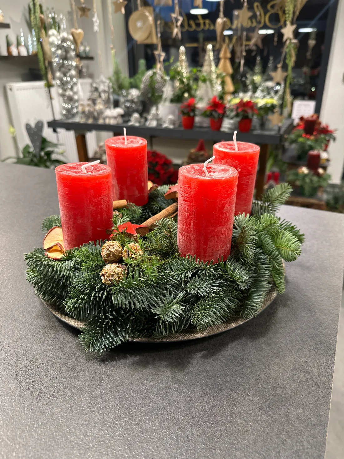 Klassischer Adventskranz mit roten Kerzen vom Blumenatelier Moers